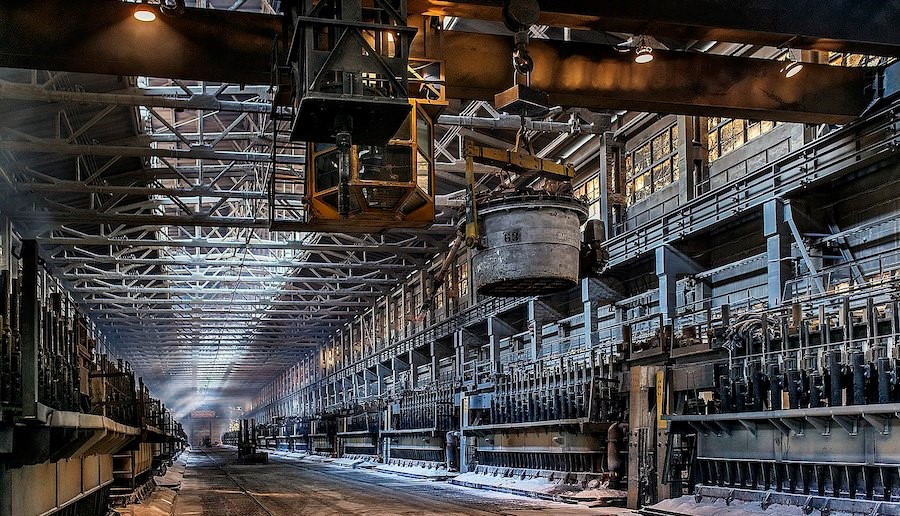 氧化铝价格上涨推高了铝冶炼厂的运营成本，降低了营业收入
