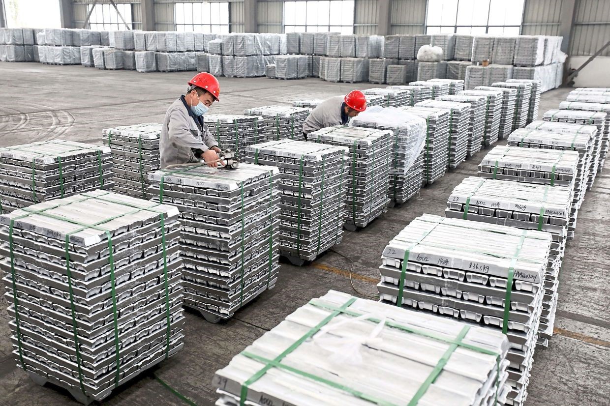 目前，中国SMM A00铝锭价格环比下跌40元/吨，跌幅1%;澳大利亚氧化铝离岸价大涨56.81元/吨