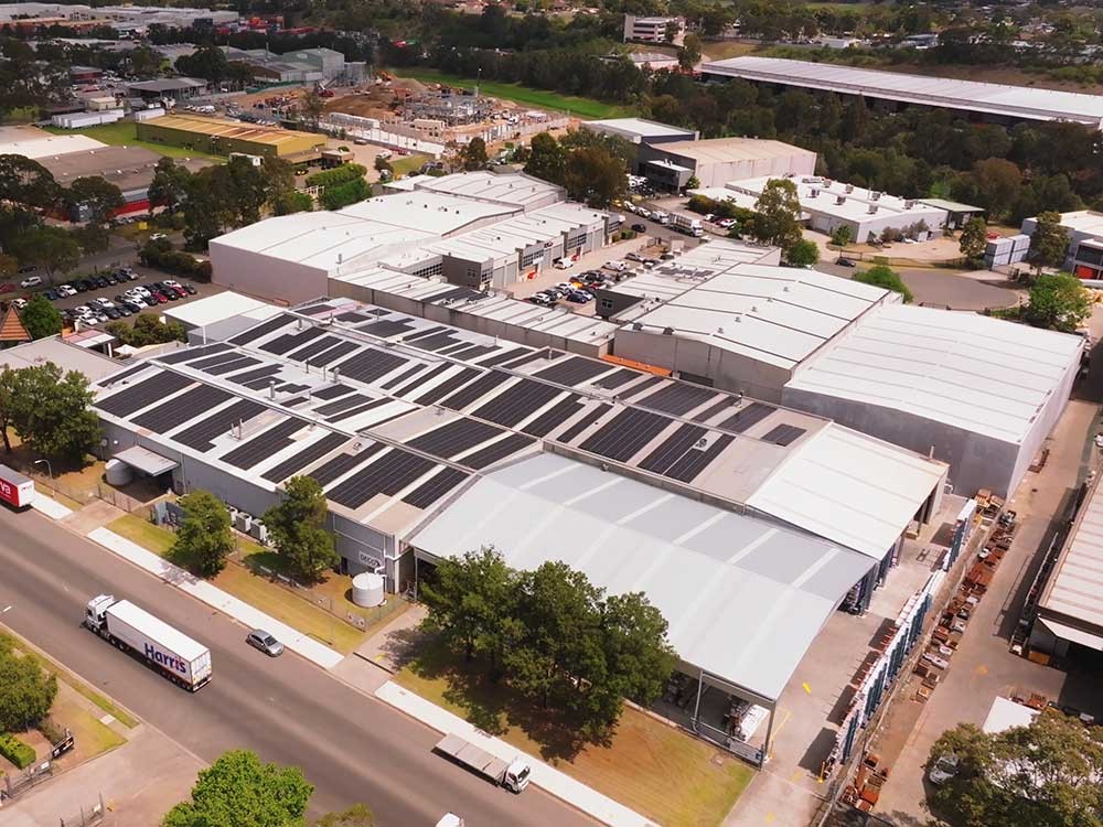 绿色交易:DECO澳大利亚监督其Minto制造单位的太阳能电池板安装