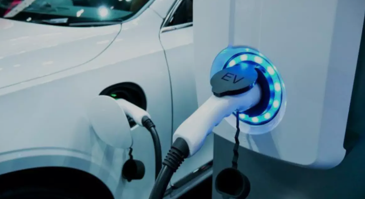 2023年标志着一个电气化里程碑：近50%的欧盟新车销售采用电动车型以实现绿色环保