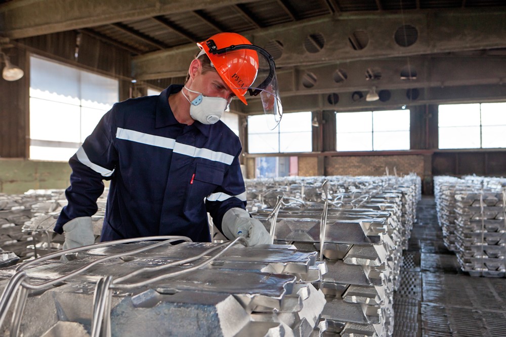 欧盟考虑在第13轮制裁中禁止俄罗斯铝；业界警告经济危机
