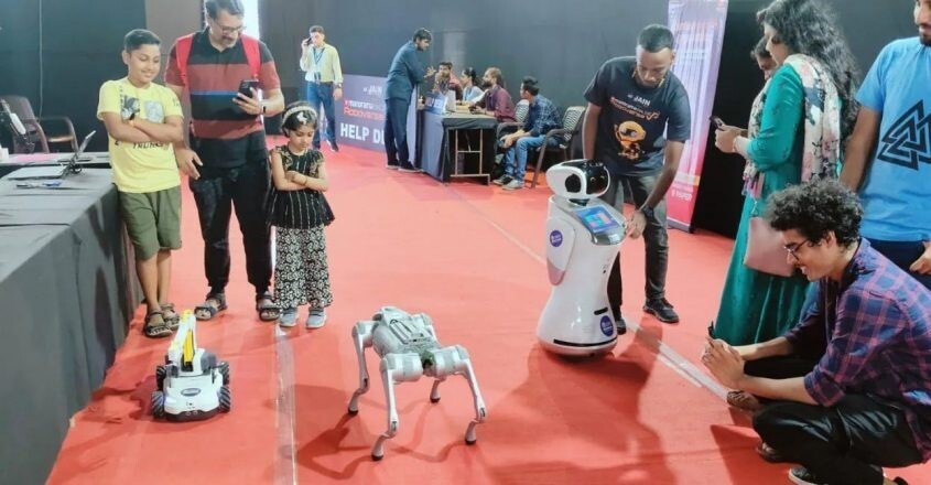 铝制机器狗在 Roboverse 博览会上逗乐观众